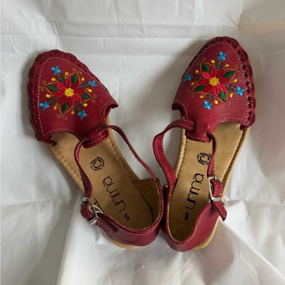 Red Unma Wmns Sz 5 Embroidered Leather Sandals
